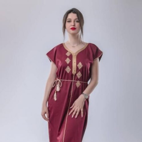 Robe d'hôtesse avec broderie et ceinture- couleur Bordeau